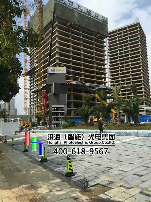 洪海LED旋轉魔方柱安裝現場(chǎng)圖