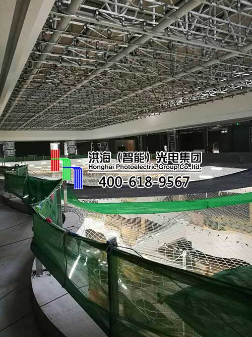 臨沂齊魯園廣場(chǎng)LED天幕安裝現場(chǎng)