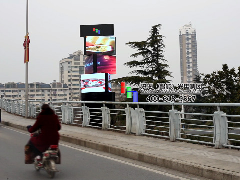 鹽城LED旋轉魔方柱屏現場(chǎng)圖